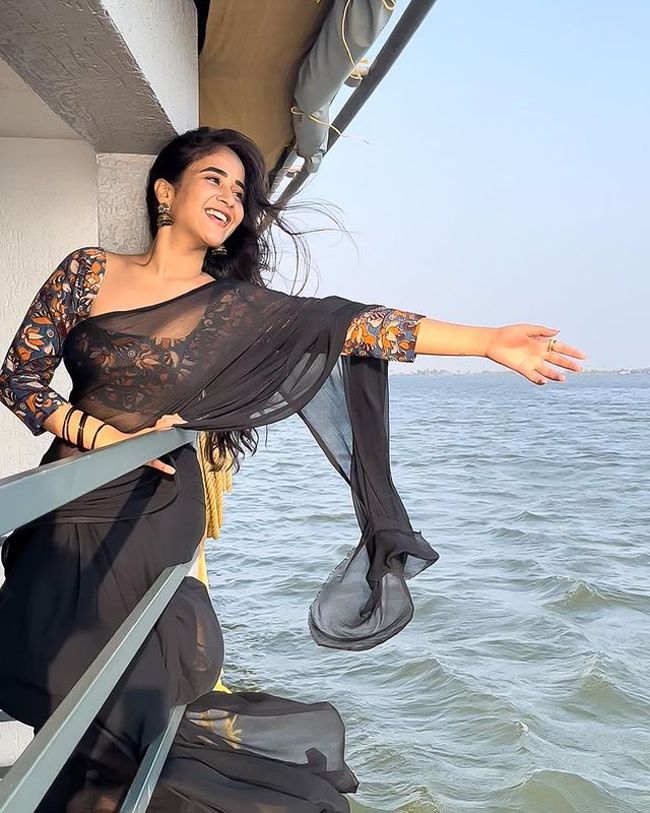 Deepthi Sunaina Mesmerising Pics In Black Saree Deepthi Sunaina Mesmerising Pics In Black Saree